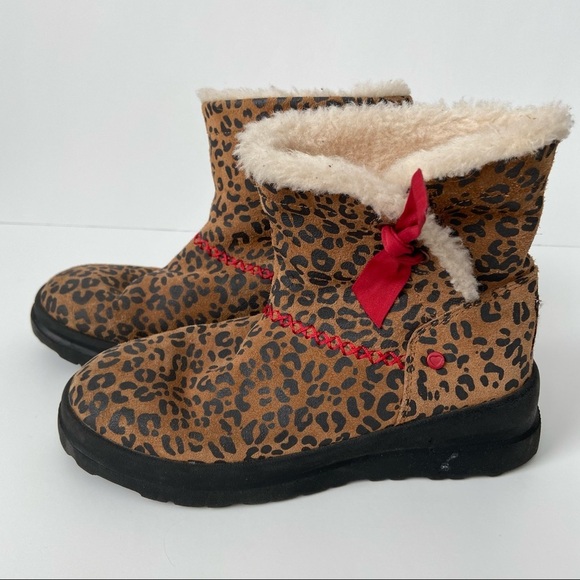UGG Shoes - UGG Heart Knotty Leopard Print Boots. Size 5. EUC